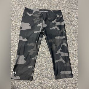 Womens under armour Camo cropped capris medium